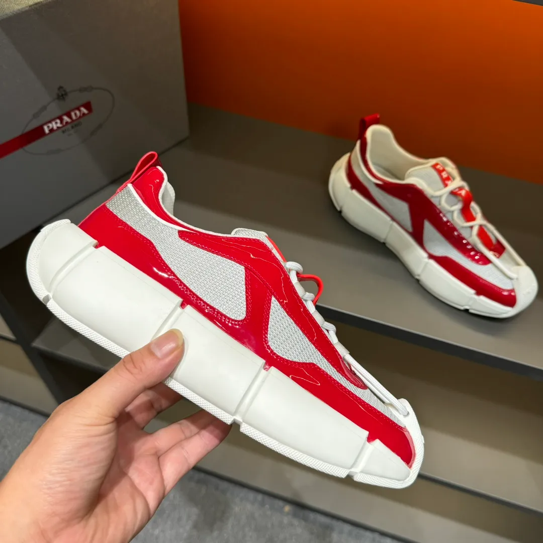 P460 PRADA/Prada men's lace-up leather casual sports shoes, the upper is made of cowhide leather and breathable mesh. It is soft, comfortable and breathable. The tongue is decorated with the PRADA brand letter logo. The thick rubber sole echoes the red label tongue. The style is fashionable and elegant. The details are carefully crafted. A casual sports shoe with a super western style and excellent breathability! Code number 38-45 (45 customized)